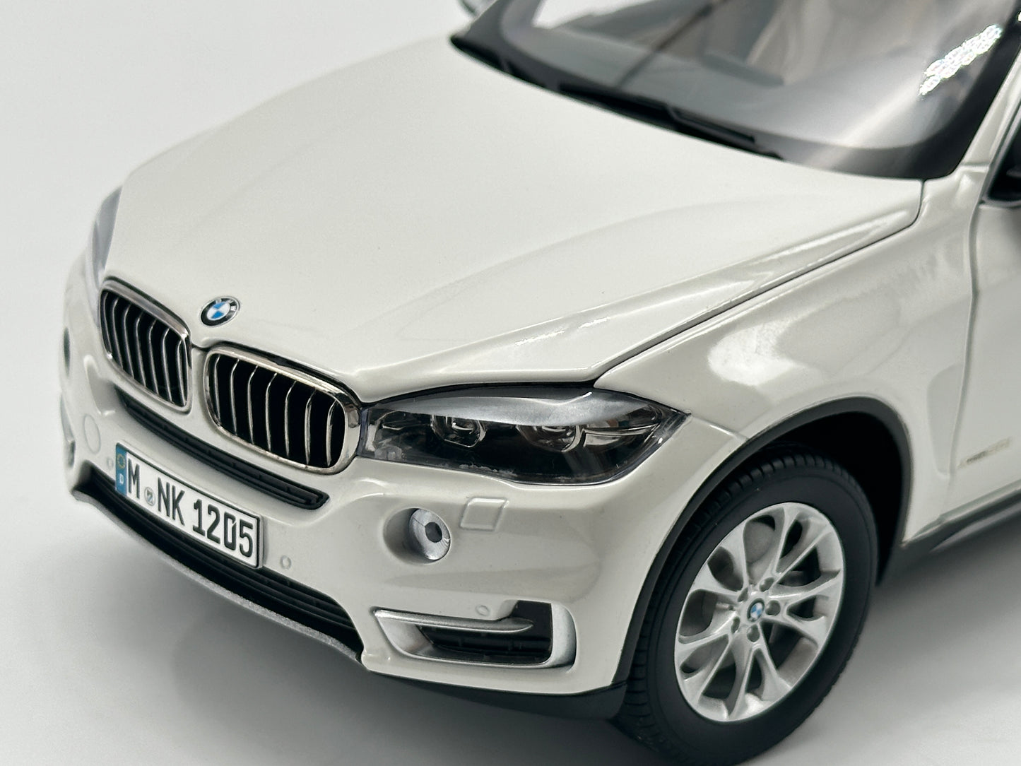 paragon 1/18 BMW X5(F15) white alloy model car