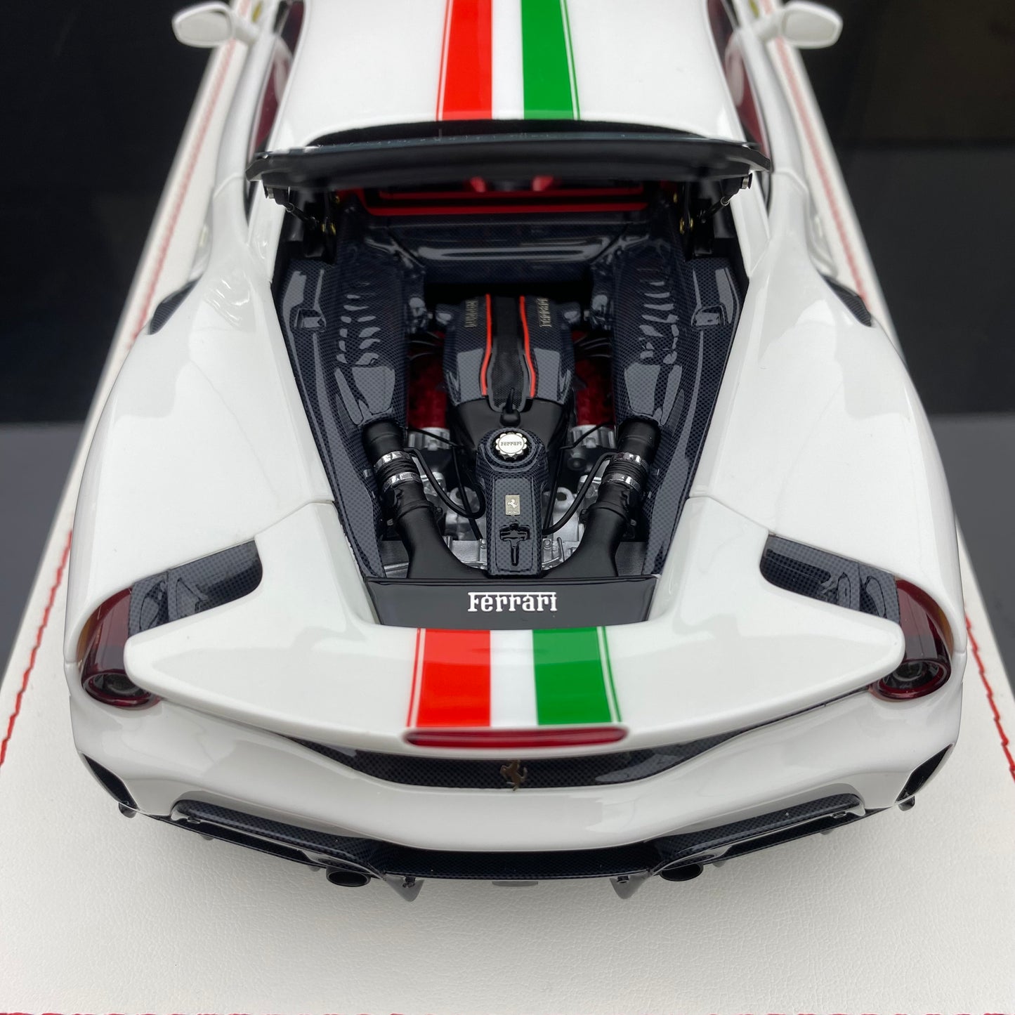 DM 1/18 Ferrari 488 pista resin fully opened fluorescent limited edition car model ornaments