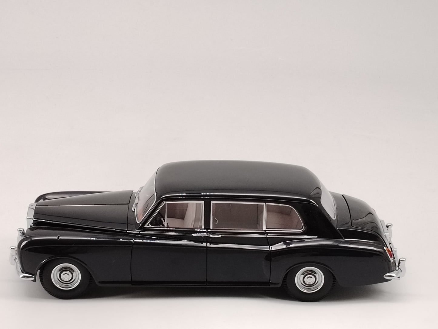 Paragon 1/18 Rolls-Royce Phantom 5th Generation Alloy Car Model Ornaments Birthday Gift