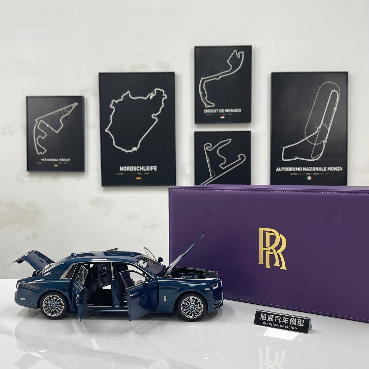 ZP 1/18 Rolls-Royce Phantom VIII (Gold Badge / Leather Suitcase Edition) – Pikes Peak Blue (ZP118)