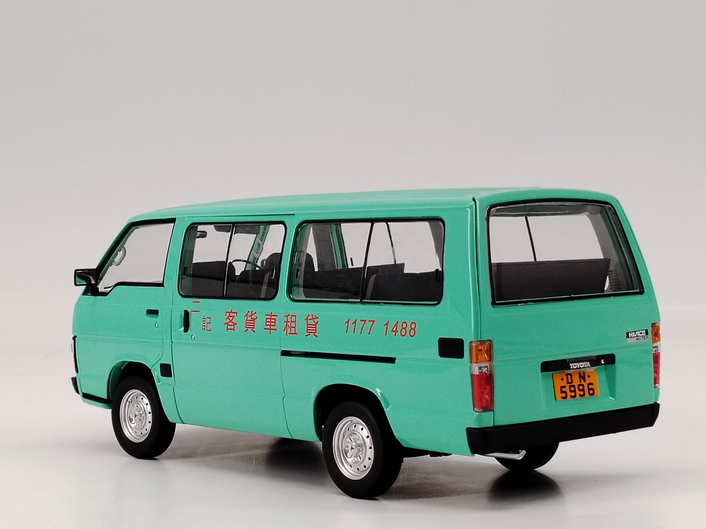 ZP 1/18 Toyota Hiace YH50 round light Young and Dangerous green paint car model