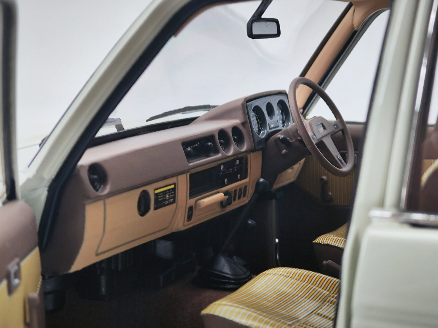 Kyosho 1/18 Toyota Cruiser LC60 off-road vehicle model ornaments white