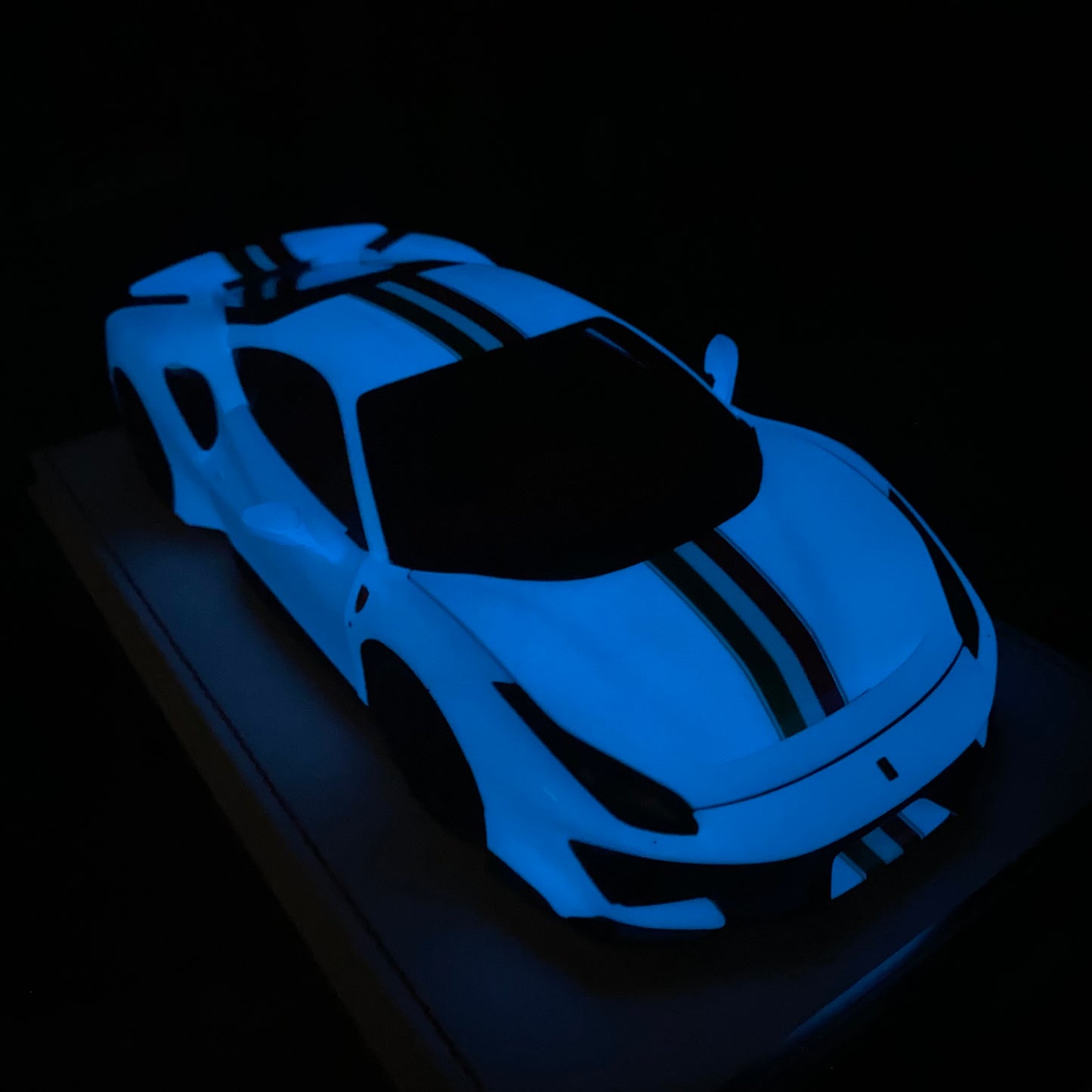 DM 1/18 Ferrari 488 pista resin fully opened fluorescent limited edition car model ornaments