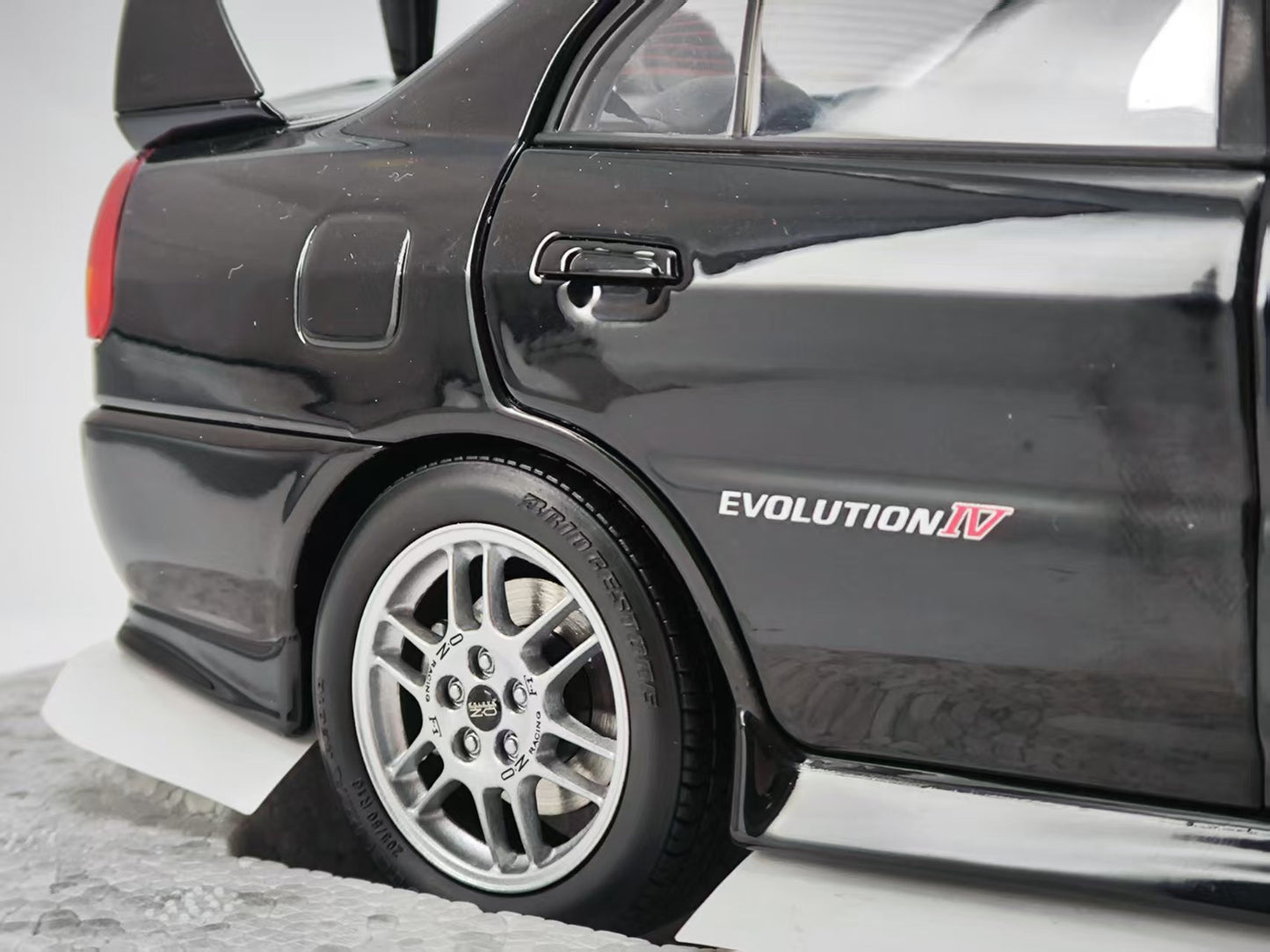 MOTORHELIX 1/18 Mitsubishi EVO All-Opening Alloy Car Model