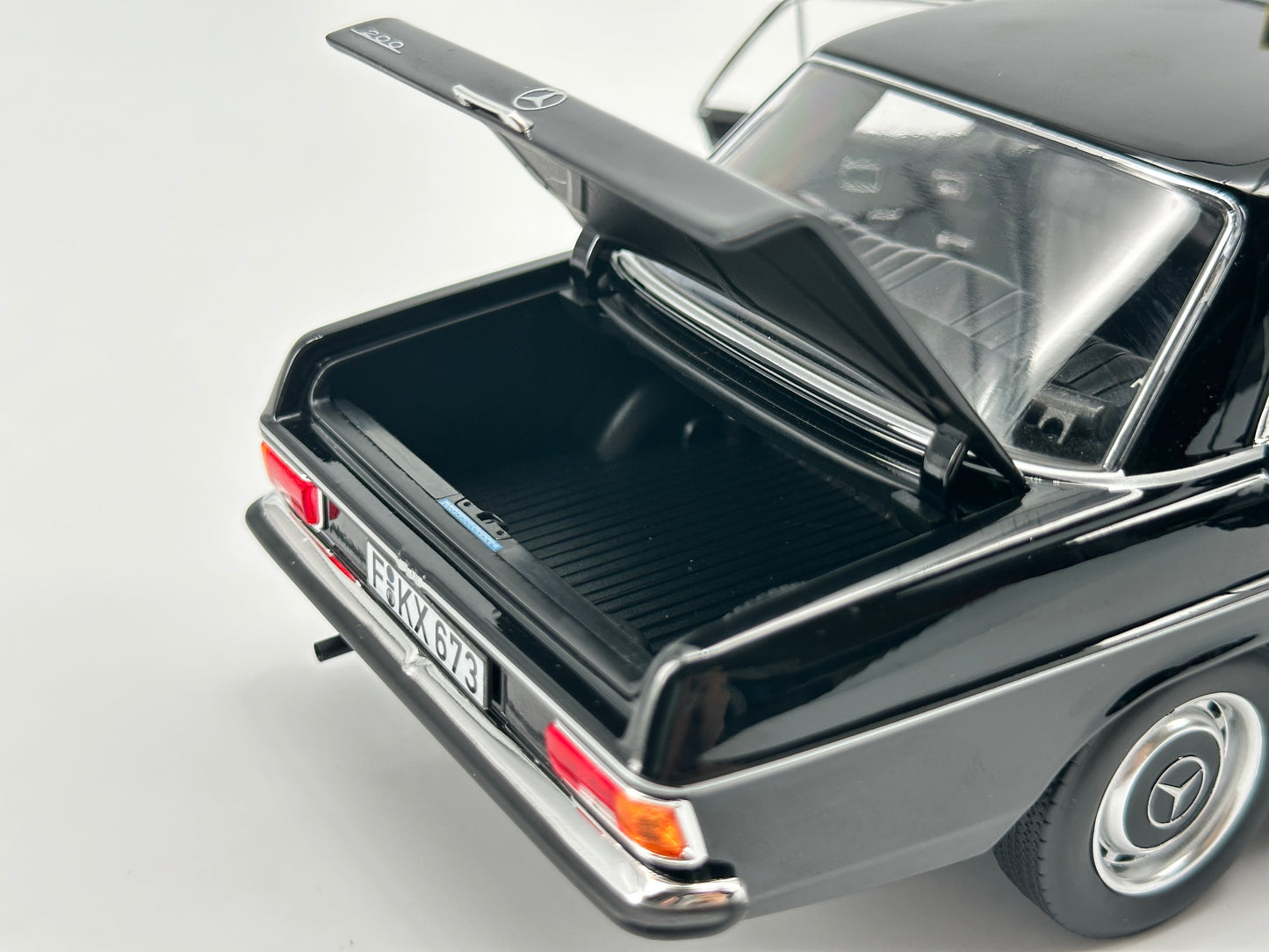 Norev 1/18 Mercedes Benz 200 1968 Taxi Black Alloy Car Model