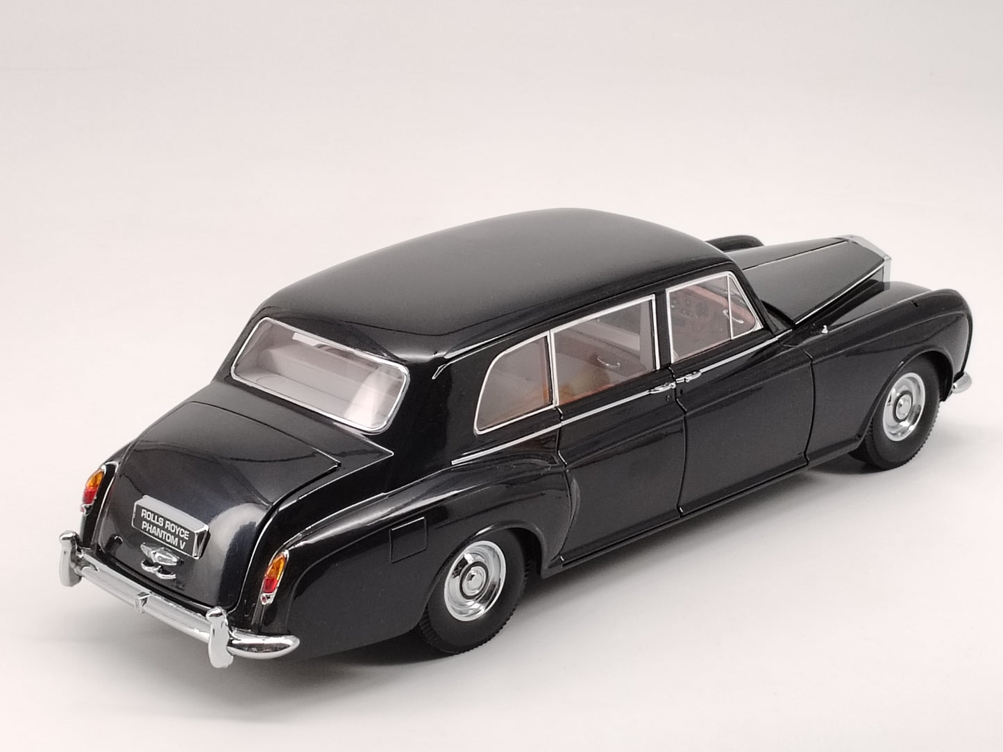 Paragon 1/18 Rolls-Royce Phantom 5th Generation Alloy Car Model Ornaments Birthday Gift