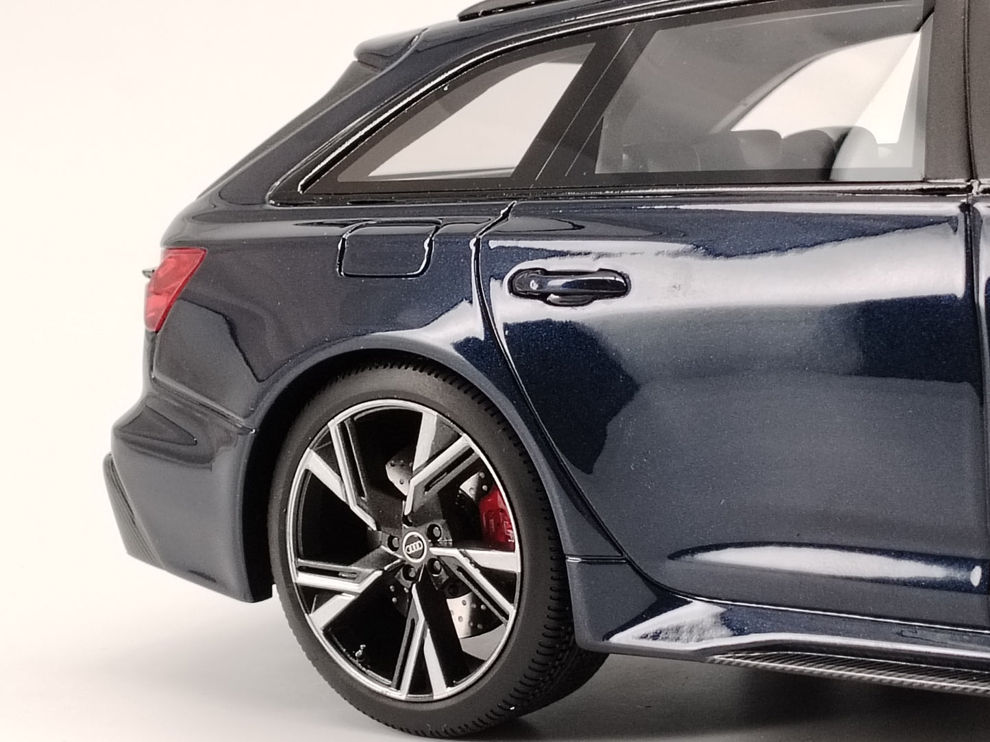 TOPSPEED 1/18 Audi AUDI RS6 AVANT Simulation Car Model Ornaments Closed