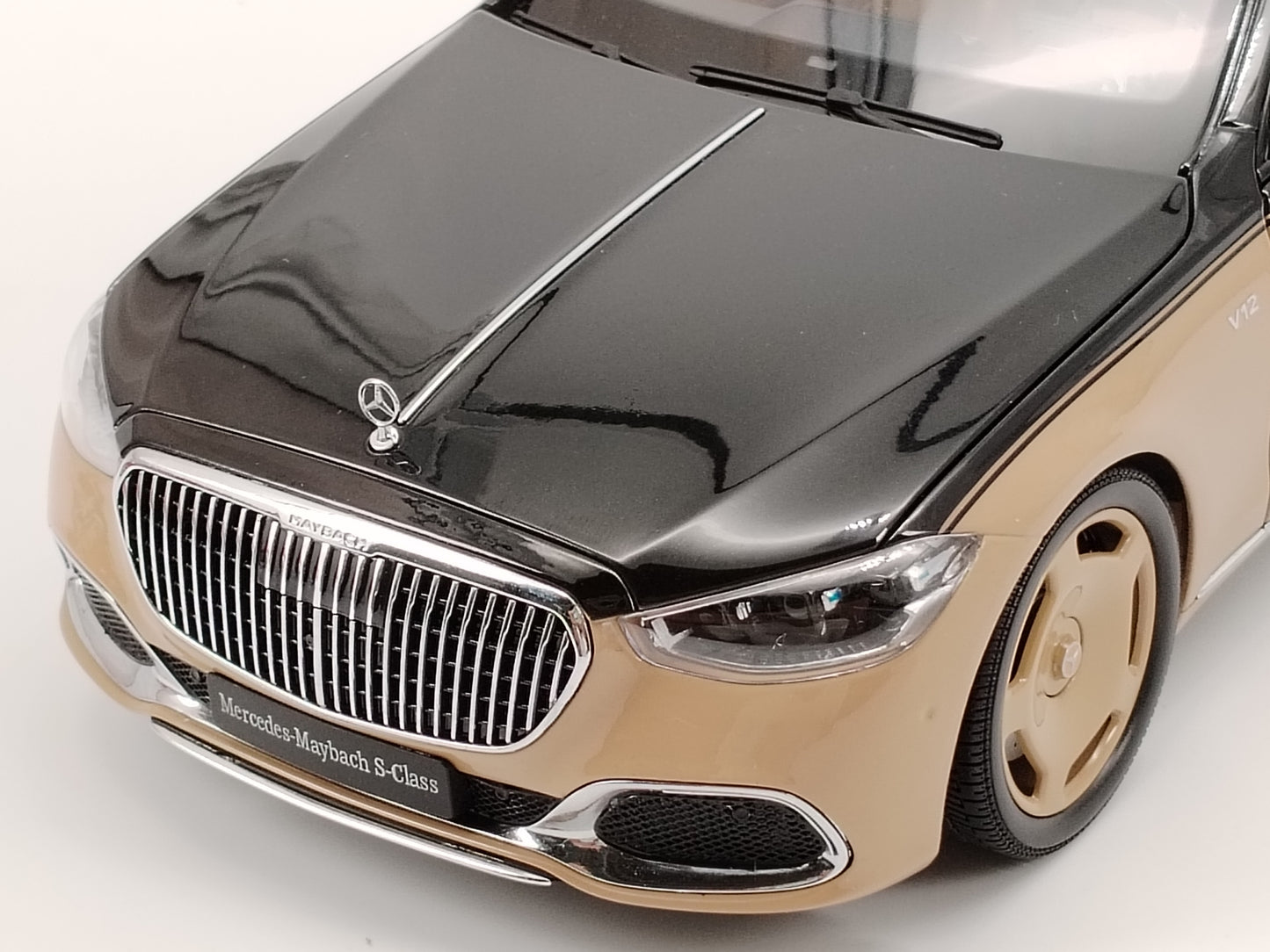 Almost Real 1/18 Mercedes-Benz Maybach S-Class Black and Yellow Alloy Simulation Model Car