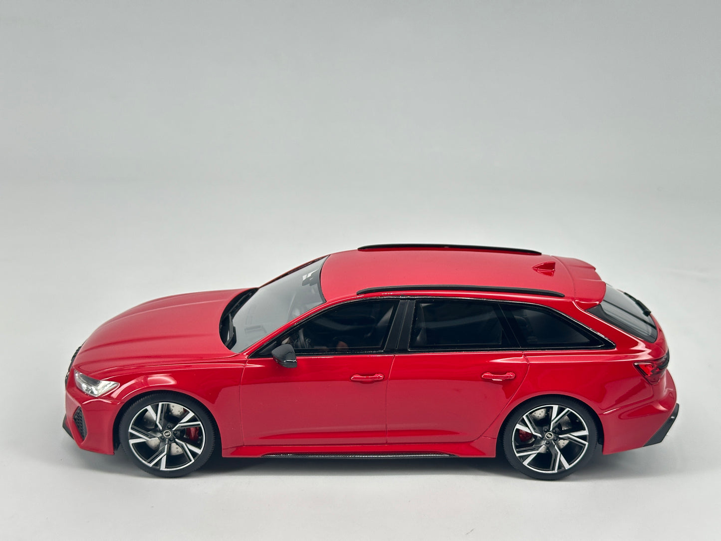 TOPSPEED 1/18 Audi AUDI RS6 AVANT Simulation Car Model Ornaments Closed