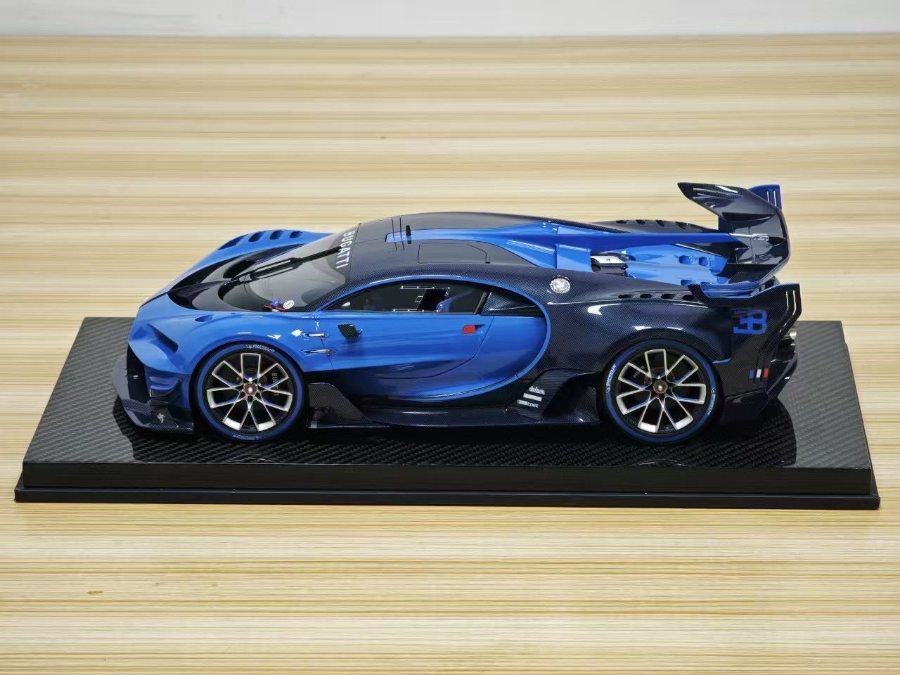 Runner 1/12 Bugatti Vision Gran Turismo Limited Edition Model Car