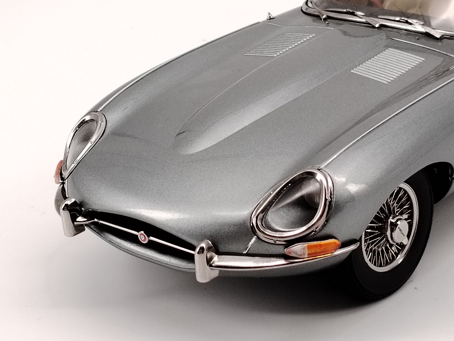 Kyosho 1/18 Jaguar E TYPE alloy simulation model car birthday gift ornaments