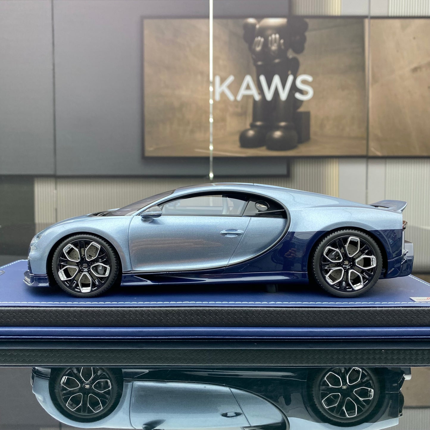 MR 1/18 Bugatti Chiron Profilee Atlantic Blue Limited Edition Car Model Ornament