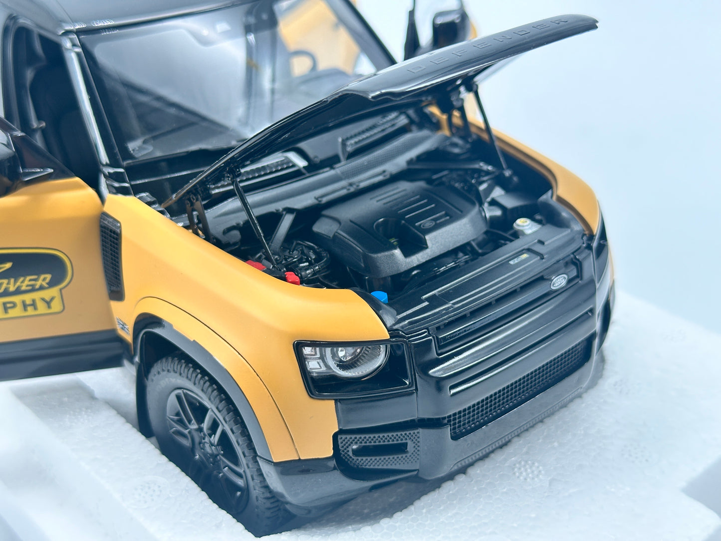 Almost Real 1/18 Land Rover DEFENDER 110 2022 Camel Cup