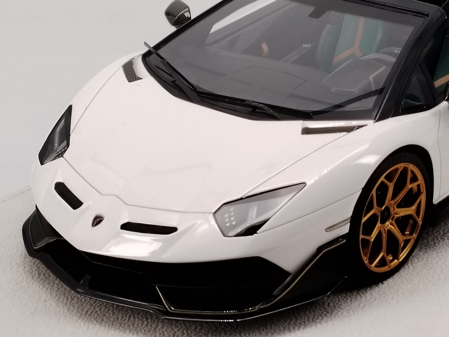 MAKEUP 1/18 Lamborghini SVJ ROADSTER White and Green Limited Edition Simulation Model Car