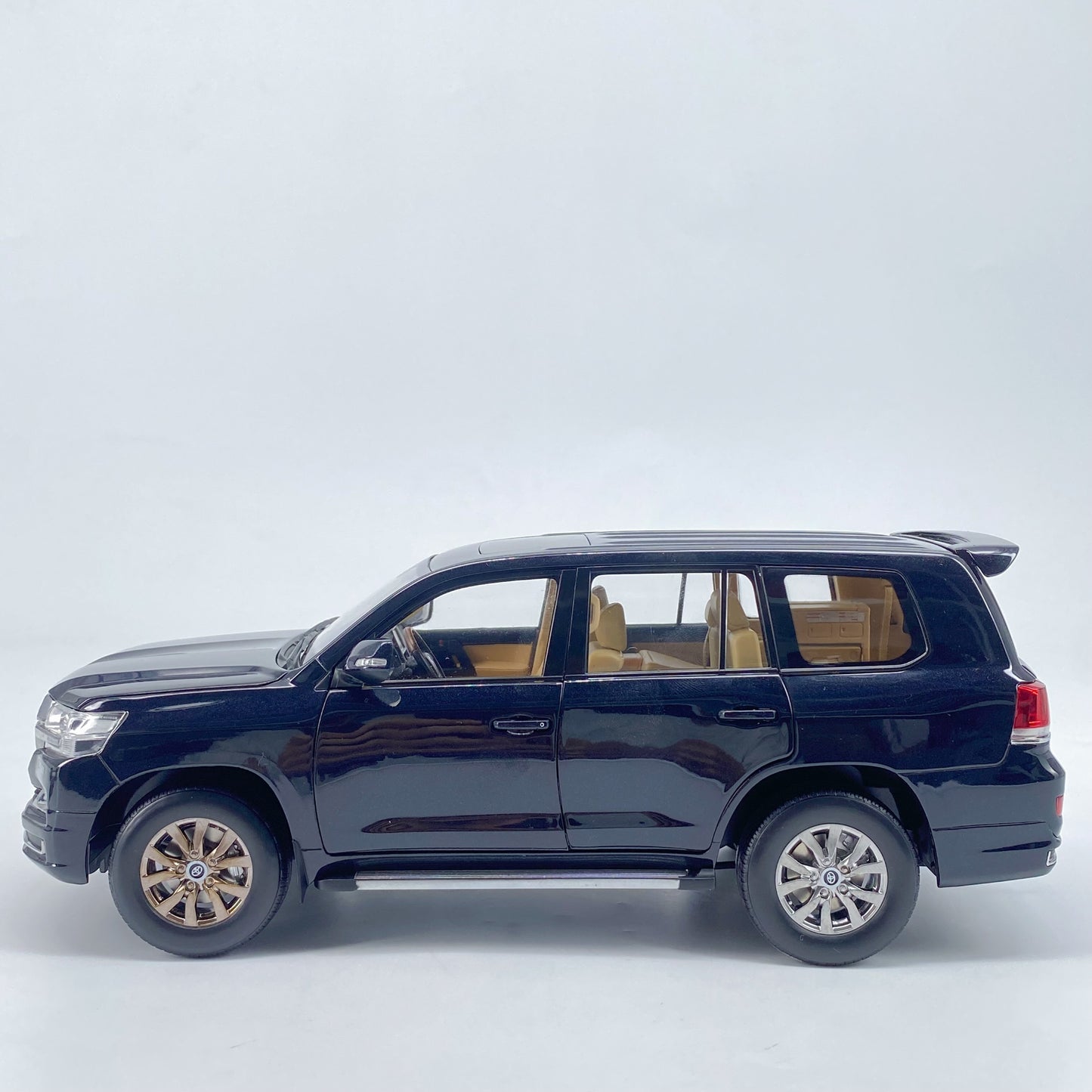 Kengfai 1/18 Toyota Land Cruiser LHD Alloy Model Car Ornaments