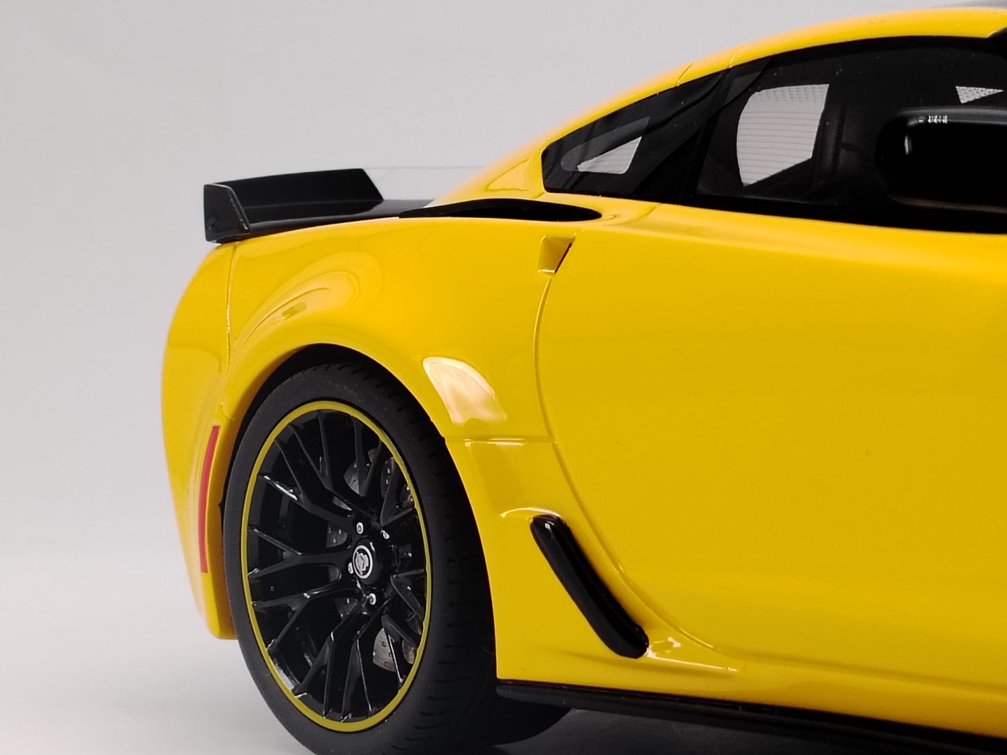 GT Spirit 1/18 Chevrolet C7 Yellow Simulation Car Model Ornaments