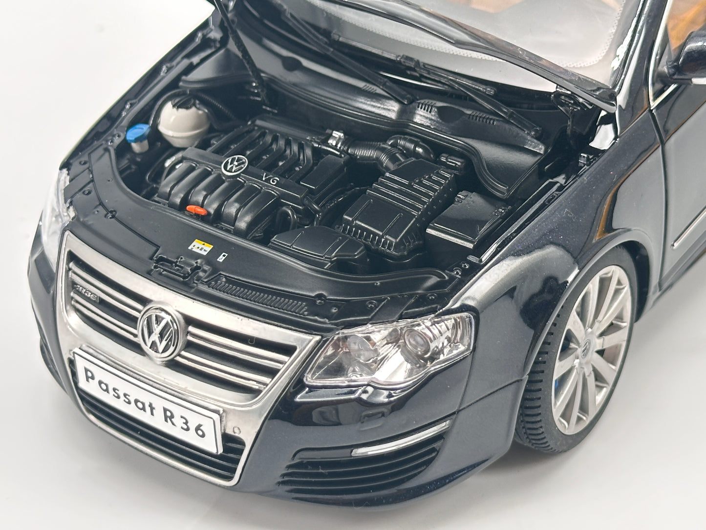 NZG 1/18 Volkswagen Passat R36 Variant Black Alloy Car Model
