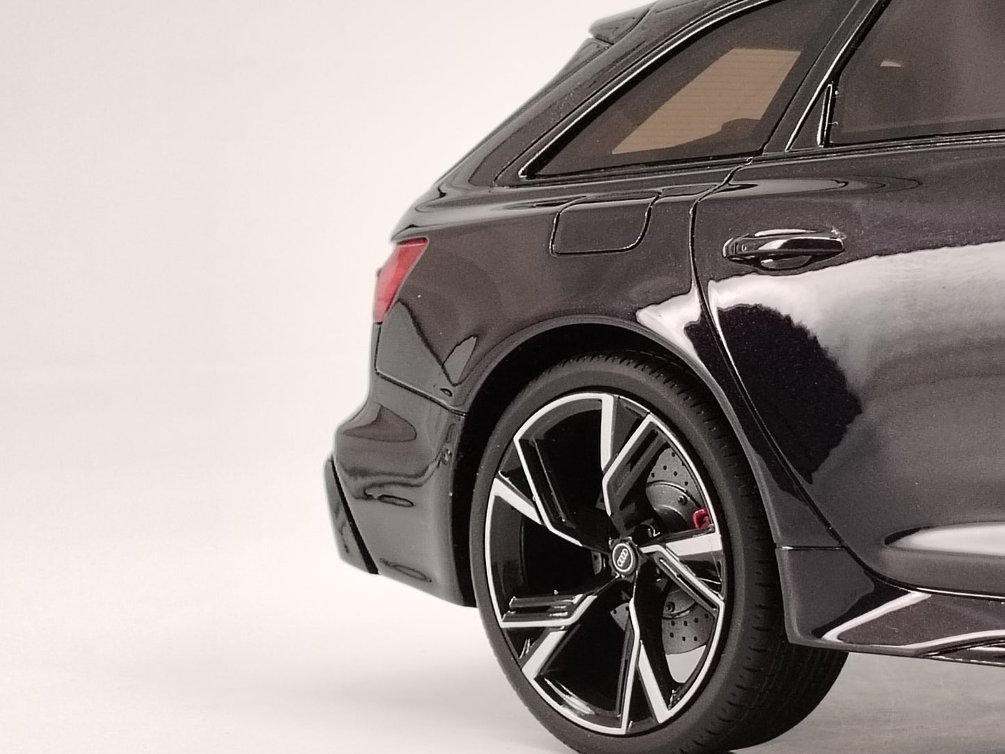 GT Spirit 1/18 Audi RS6 Avant with luggage black simulation model car