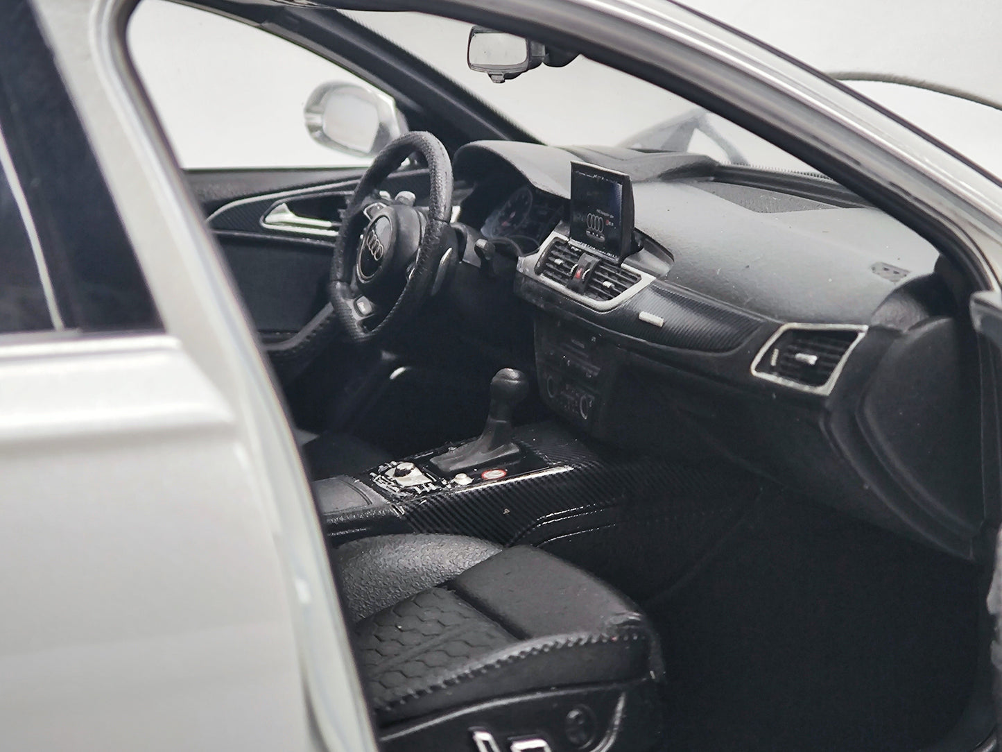 Well 1/18 Audi RS6 C7 White Alloy Simulation Car Model Ornaments Birthday Gift