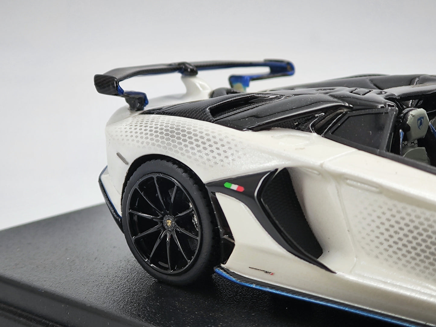 Looksmart 1/43 Lamborghini SVJ Convertible Simulated Car Model