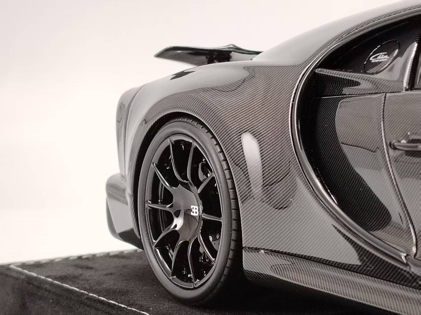 HH Model 1/18 Bugatti Chiron SS Black Carbon/White Stripes Resin Model HH467