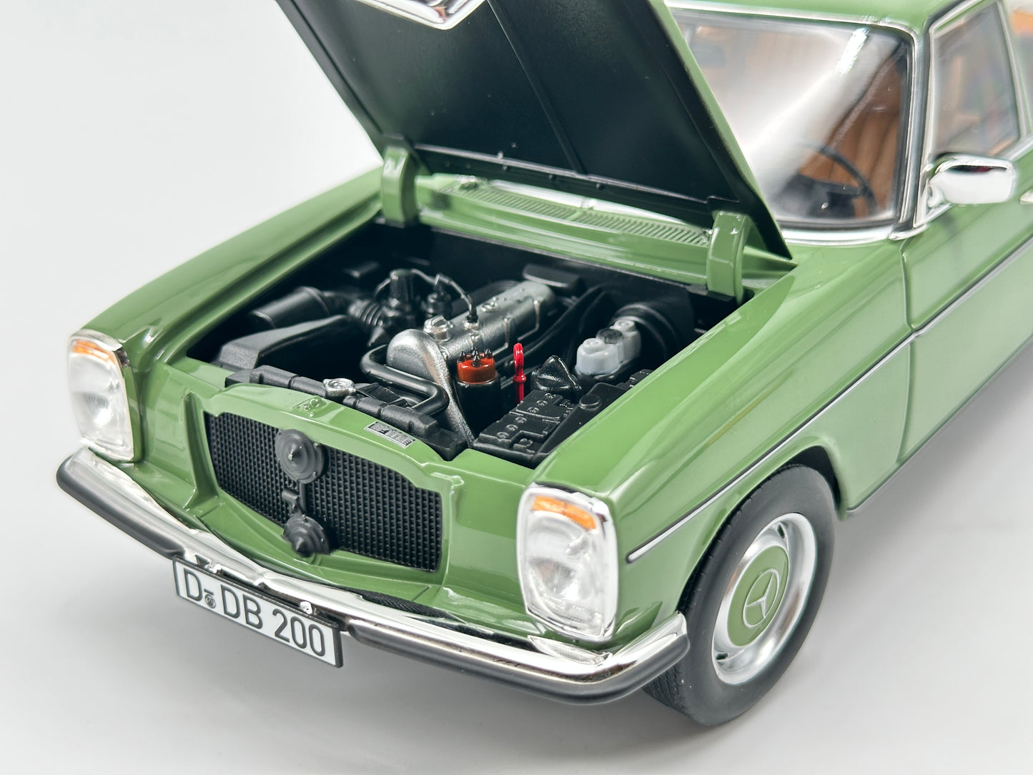 Norev 1/18 Mercedes Benz 200 1982 Light Green Alloy Car Model