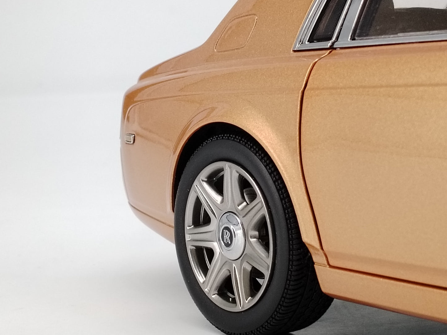 Kyosho 1/18 Rolls-Royce Phantom Gold Alloy Model Car