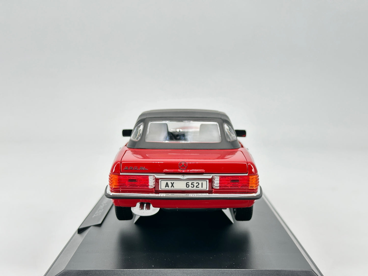 Norev 1/18 Mercedes Benz 350sl 1986 + Bruce Lee figure red car model