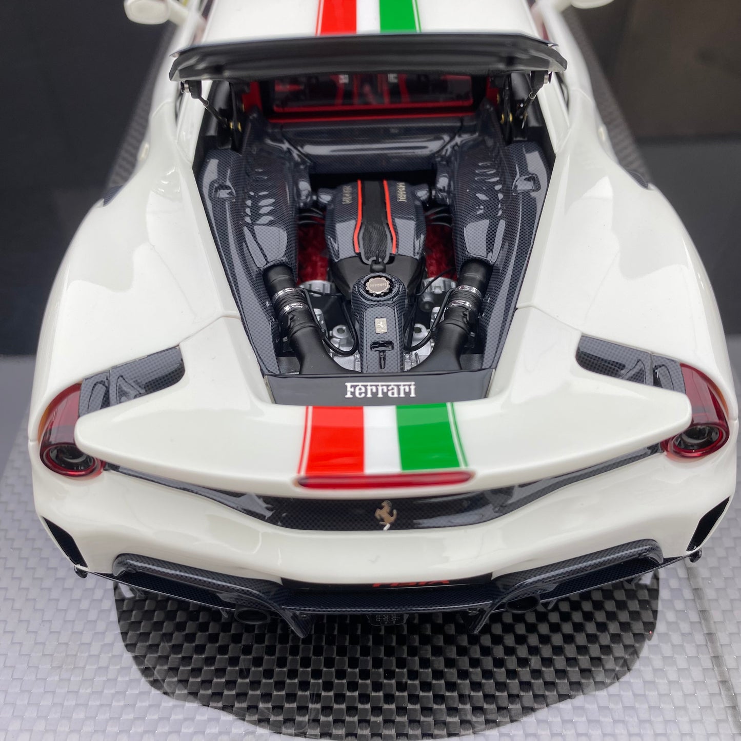 DM 1/18 Ferrari 488 pista resin fully opened fluorescent limited edition car model ornaments
