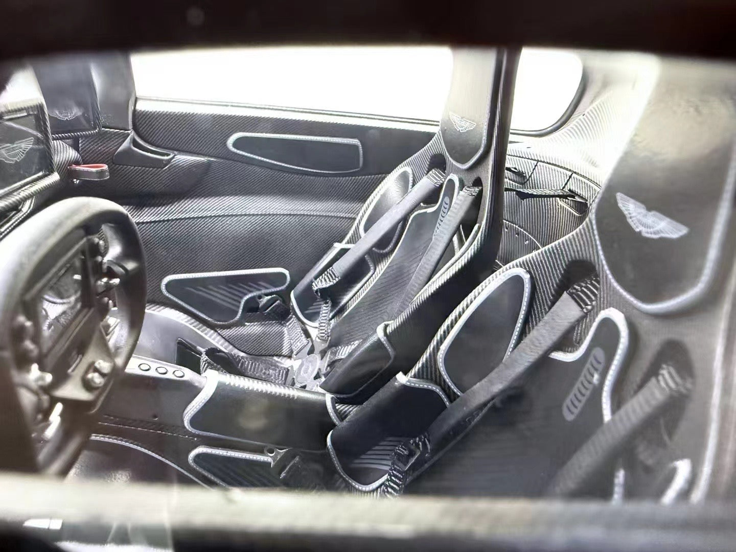 Adornos de edición limitada del Aston Martin Valkyrie a escala 1/8 de Frontiart