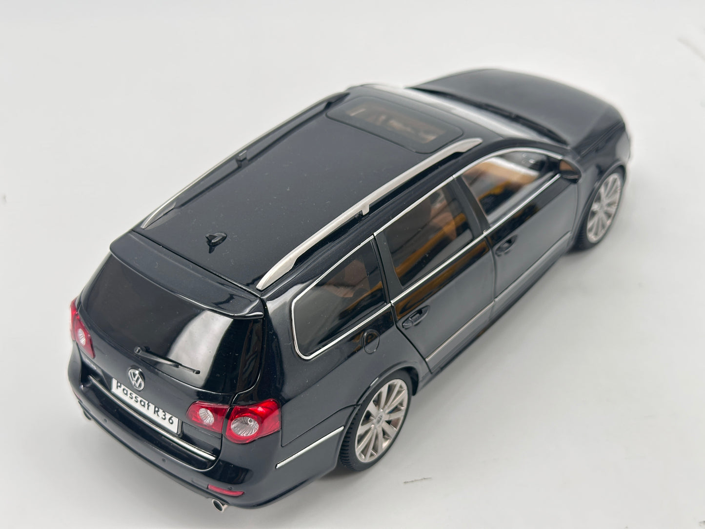 NZG 1/18 Volkswagen Passat R36 Variant Black Alloy Car Model