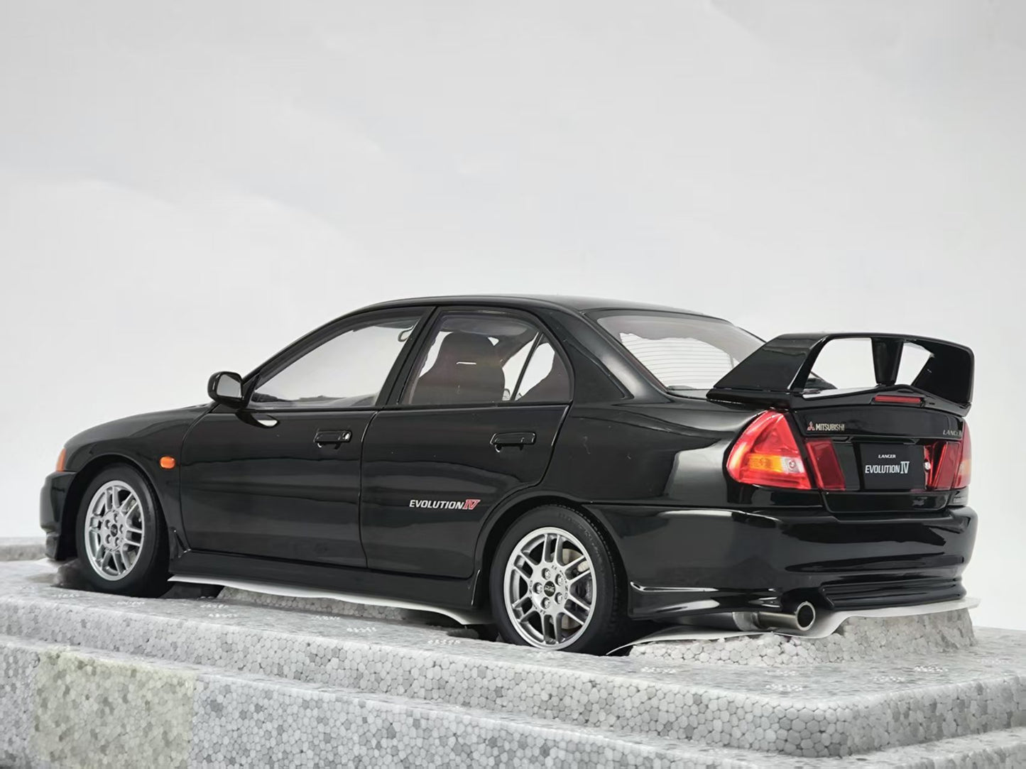 MOTORHELIX 1/18 Mitsubishi EVO All-Opening Alloy Car Model