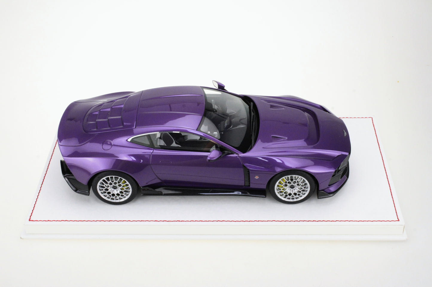 Runner 1/18 Aston Martin Valour limited edition resin simulation car model ornaments