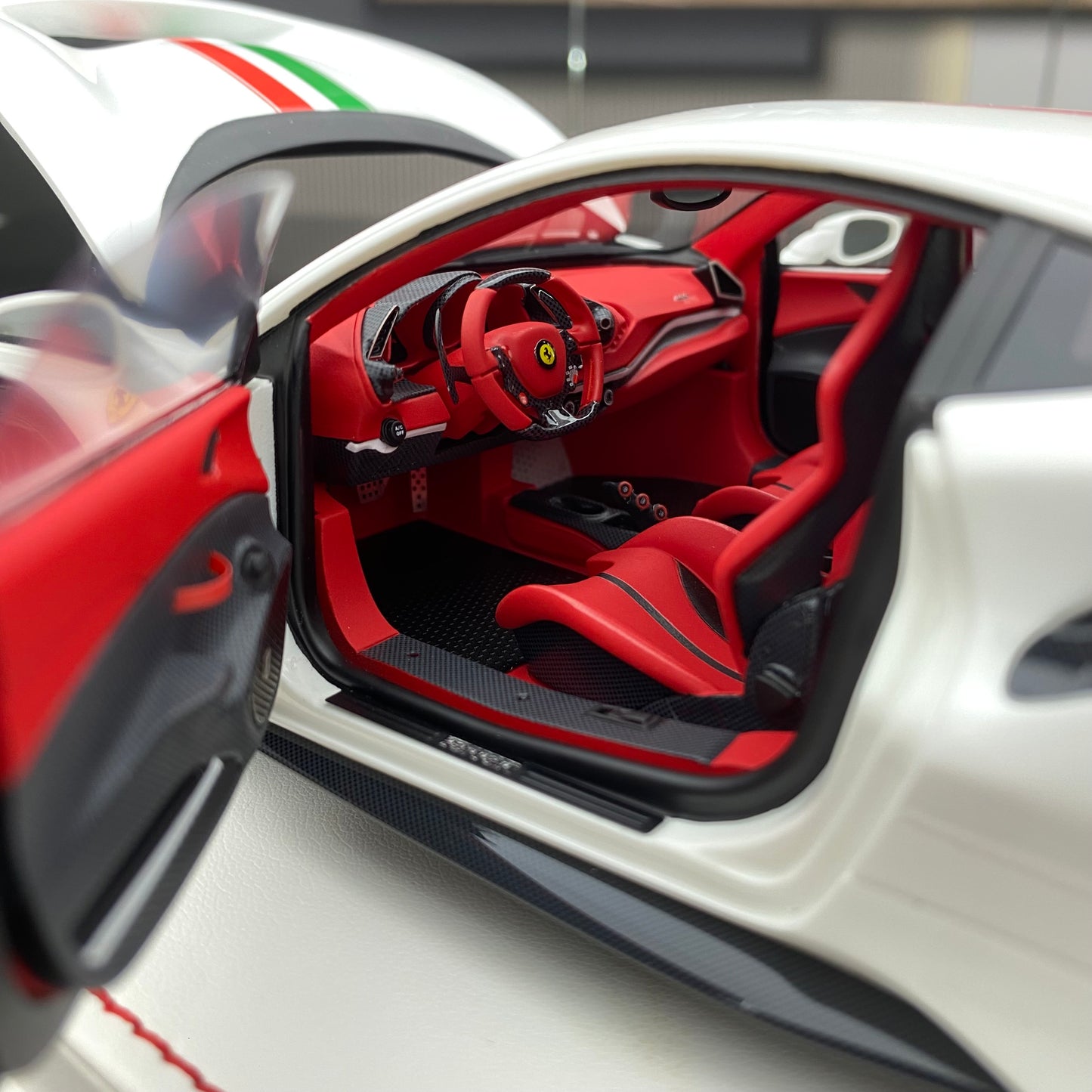 DM 1/18 Ferrari 488 pista resin fully opened fluorescent limited edition car model ornaments