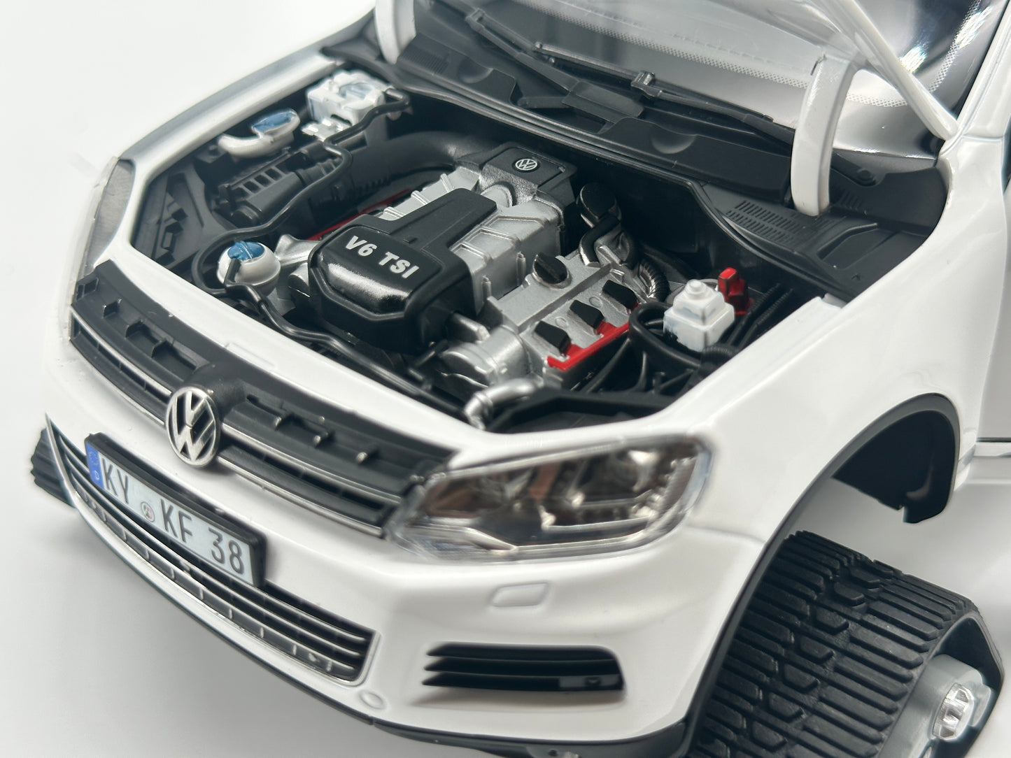 Kyosho 1/18 Volkswagen Touareg Snowmobile Alloy Simulation Model Car Ornaments Birthday Gift