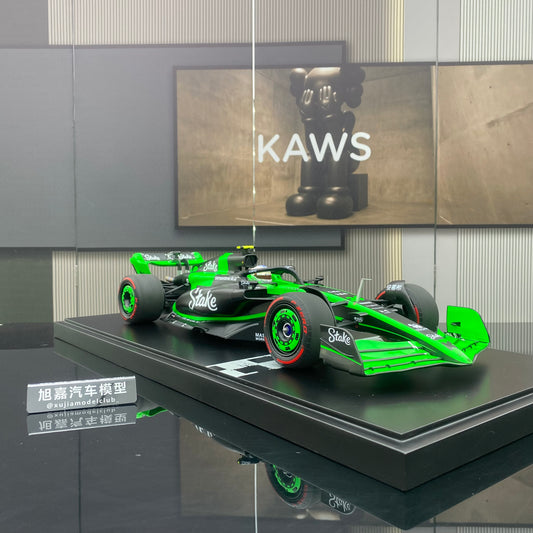 MINICHAMPS 1/12 STAKE F1 TEAMKICK SAUBER C44 Zhou Guanyu 2024 with stop sign black and green paint simulation car model