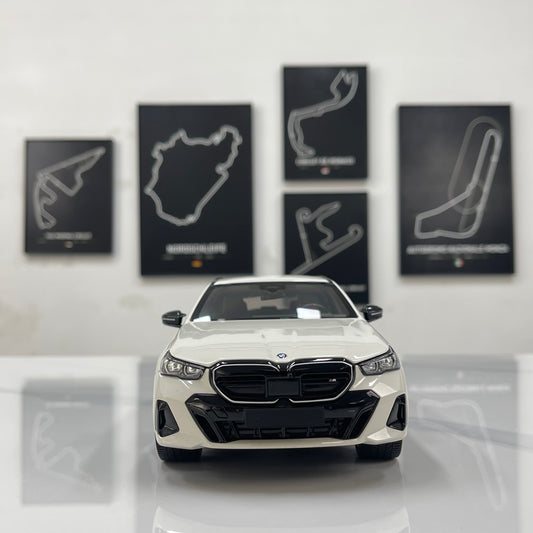 MINICHAMPS 1/18 BMW i5 M60 Touring 2024 Metallic White 110023601