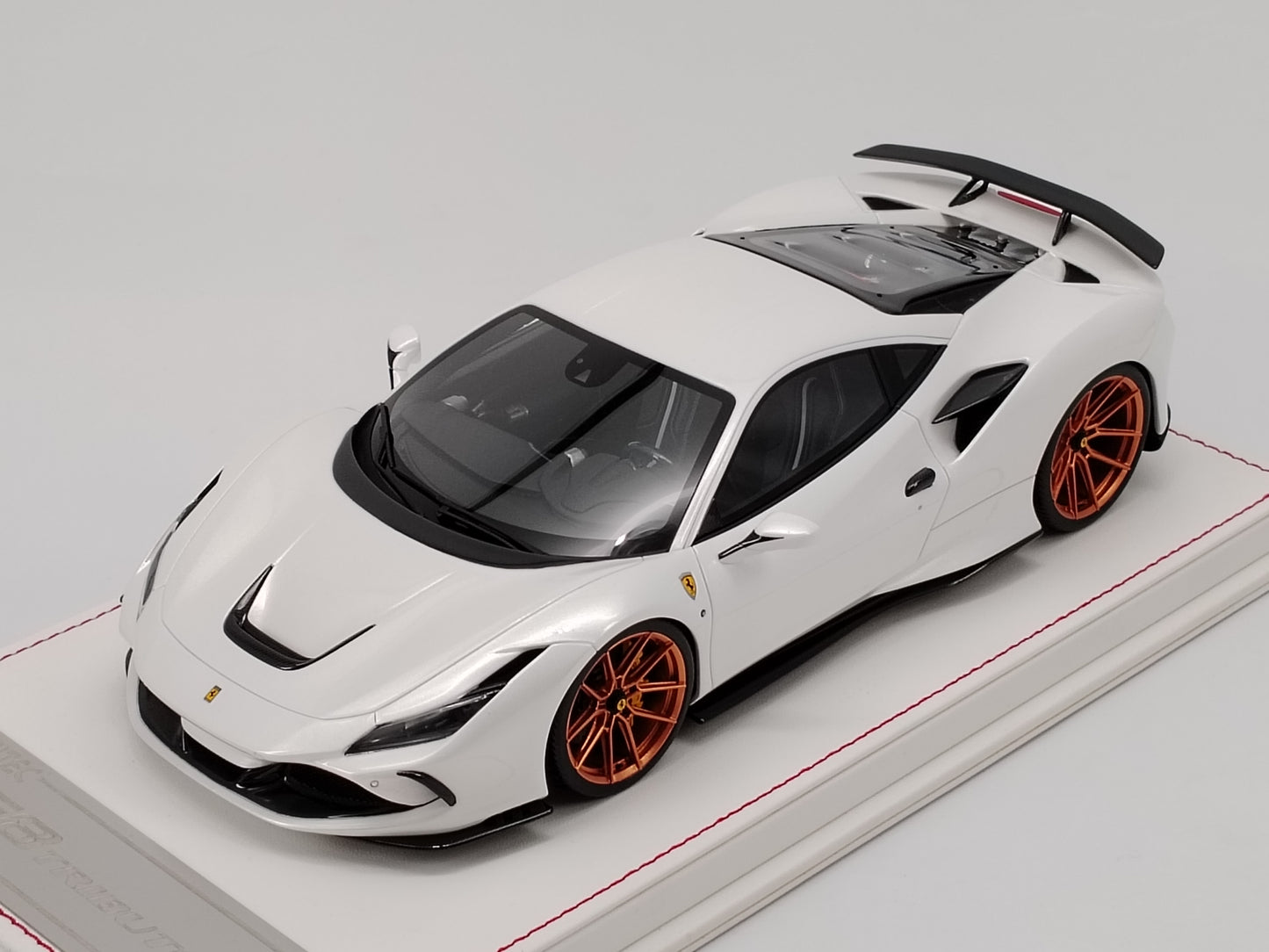 DG 1/18 Ferrari F8 White Limited Edition Simulation Car Model Ornament