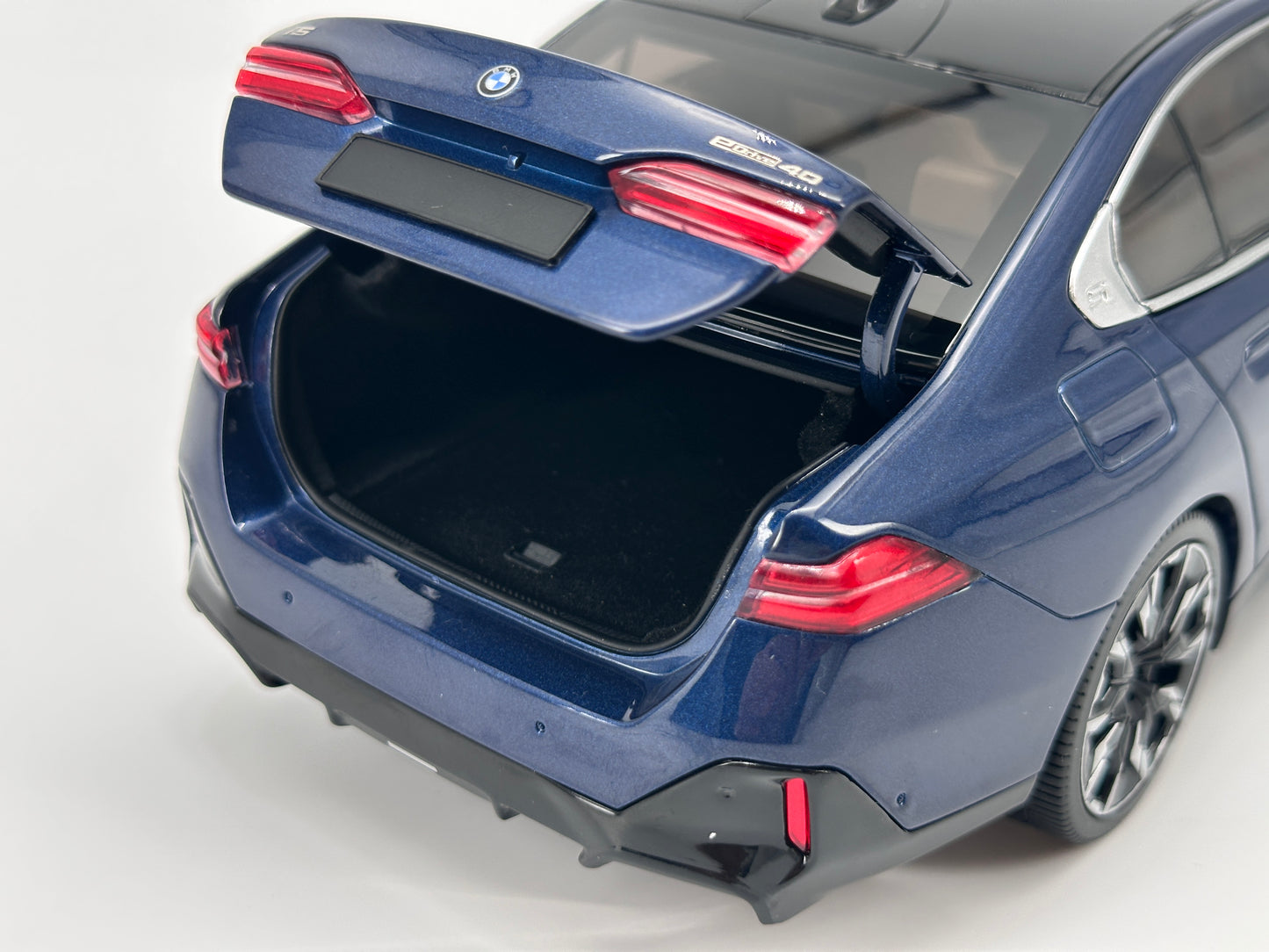 MINICHAMPS 1/18 BMW i5 Metallic Blue Alloy Car Model 110023400