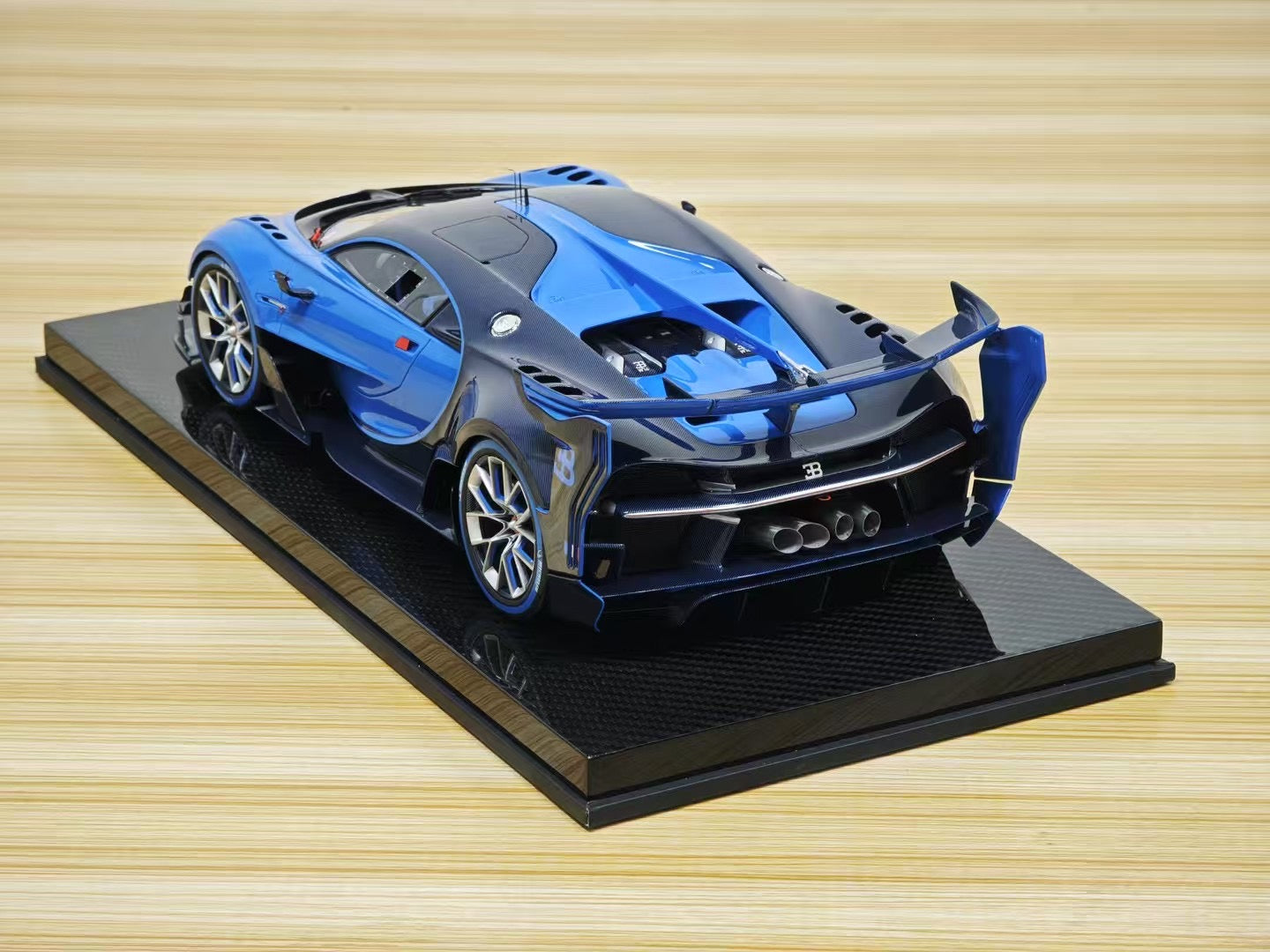 Runner 1/12 Bugatti Vision Gran Turismo Limited Edition Model Car