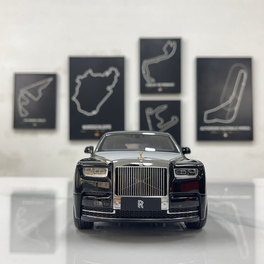ZP 1/18 Rolls-Royce Phantom VIII (Gold Badge & Luggage Set Edition) – Pearl Black / Silver Roof (ZP115)