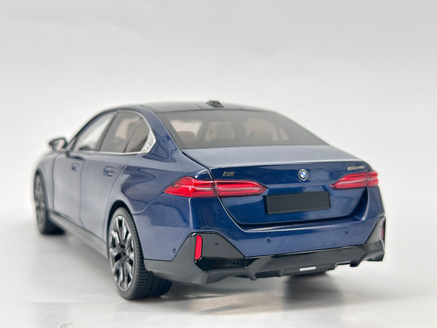 MINICHAMPS 1/18 BMW i5 Metallic Blue Alloy Car Model 110023400