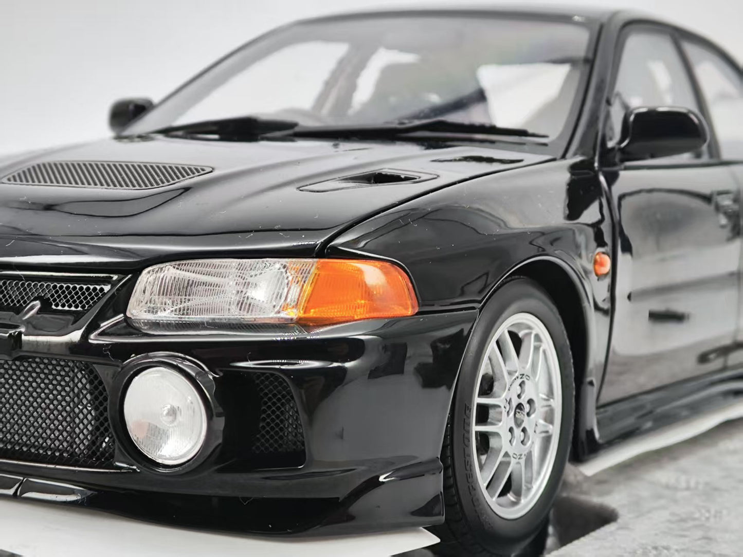 MOTORHELIX 1/18 Mitsubishi EVO All-Opening Alloy Car Model