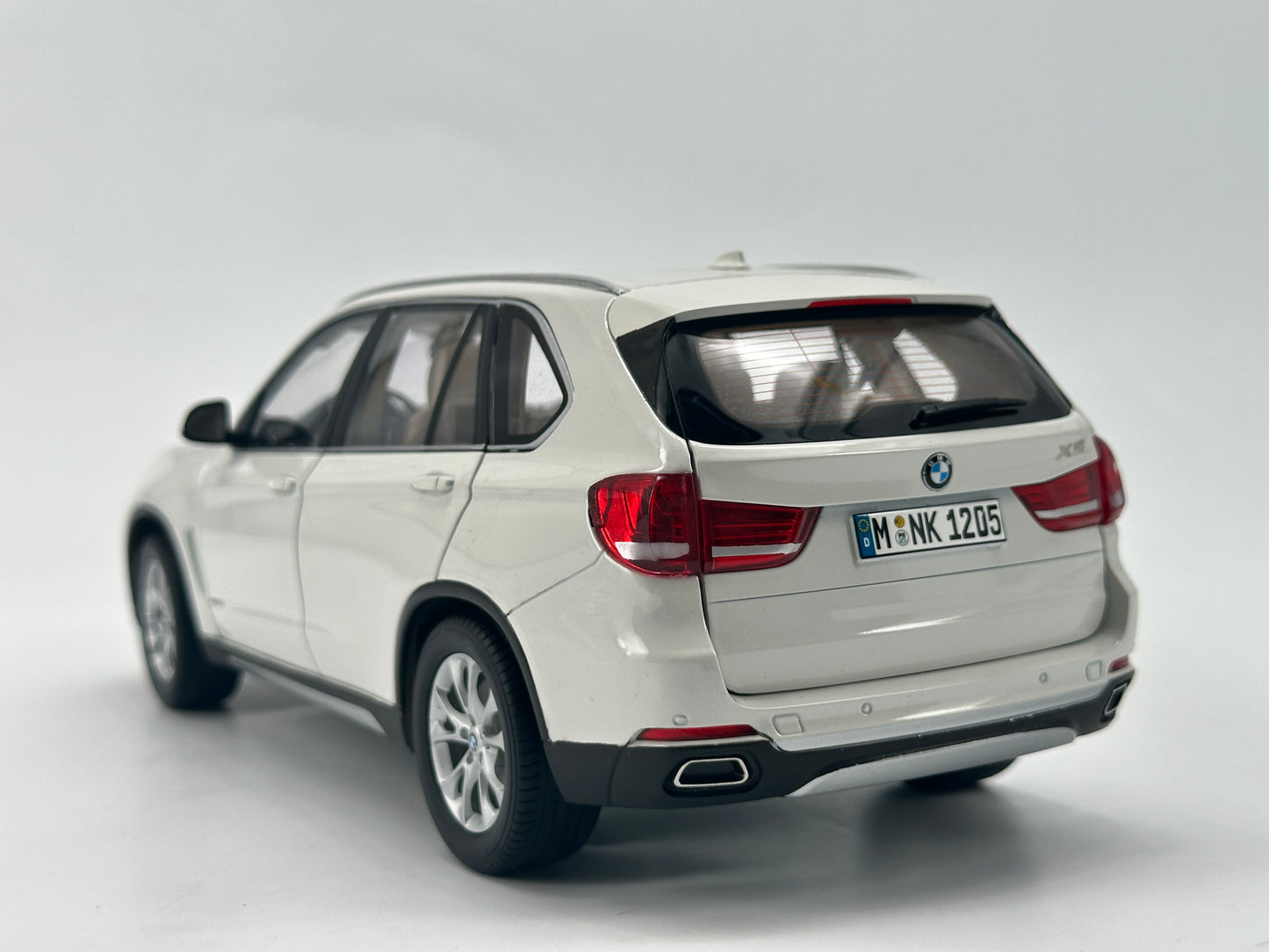 paragon 1/18 BMW X5(F15) white alloy model car