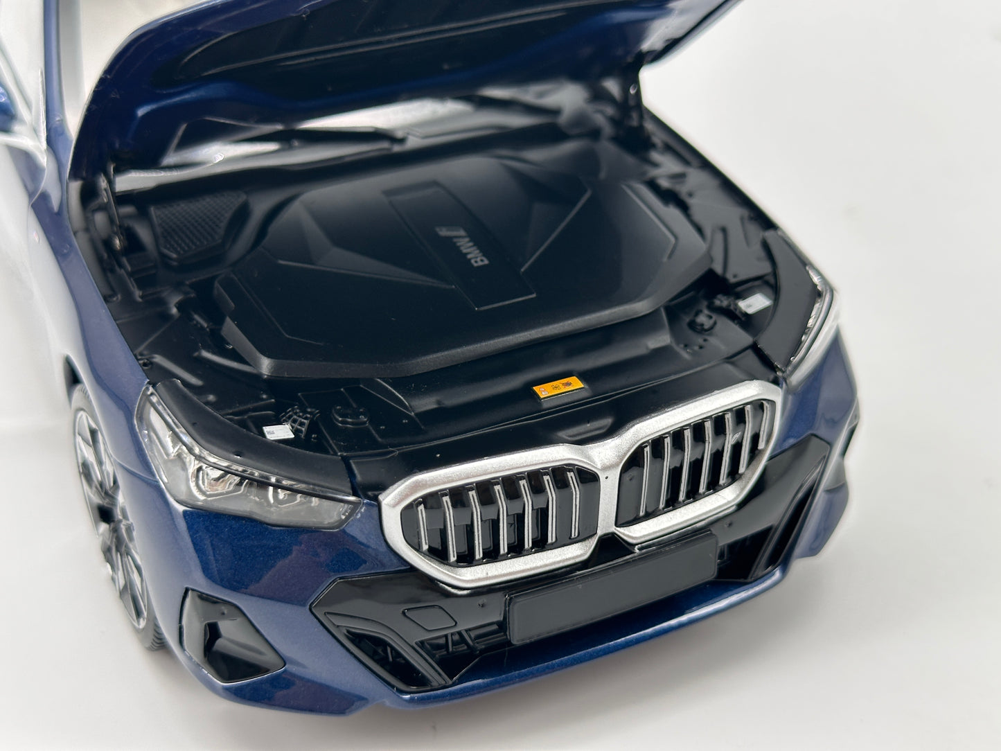 MINICHAMPS 1/18 BMW i5 Metallic Blue Alloy Car Model 110023400