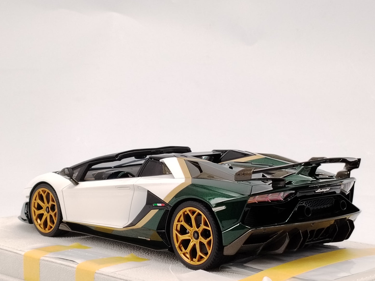 MAKEUP 1/18 Lamborghini SVJ ROADSTER White and Green Limited Edition Simulation Model Car