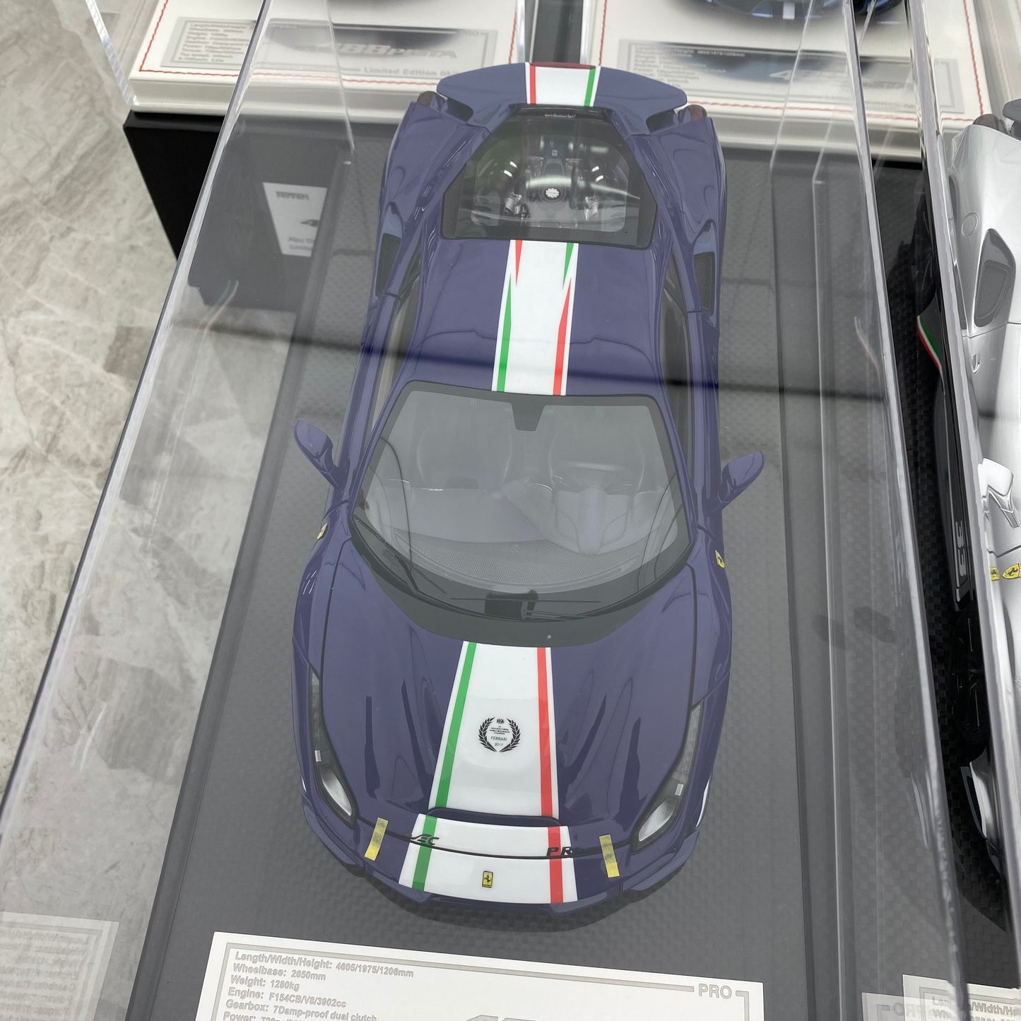 Ferrari 488 pista de resina DM 1/18, modelo de coche de simulación completamente abierto, adorno de regalo