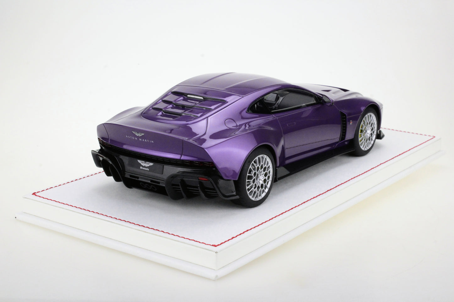Runner 1/18 Aston Martin Valour limited edition resin simulation car model ornaments