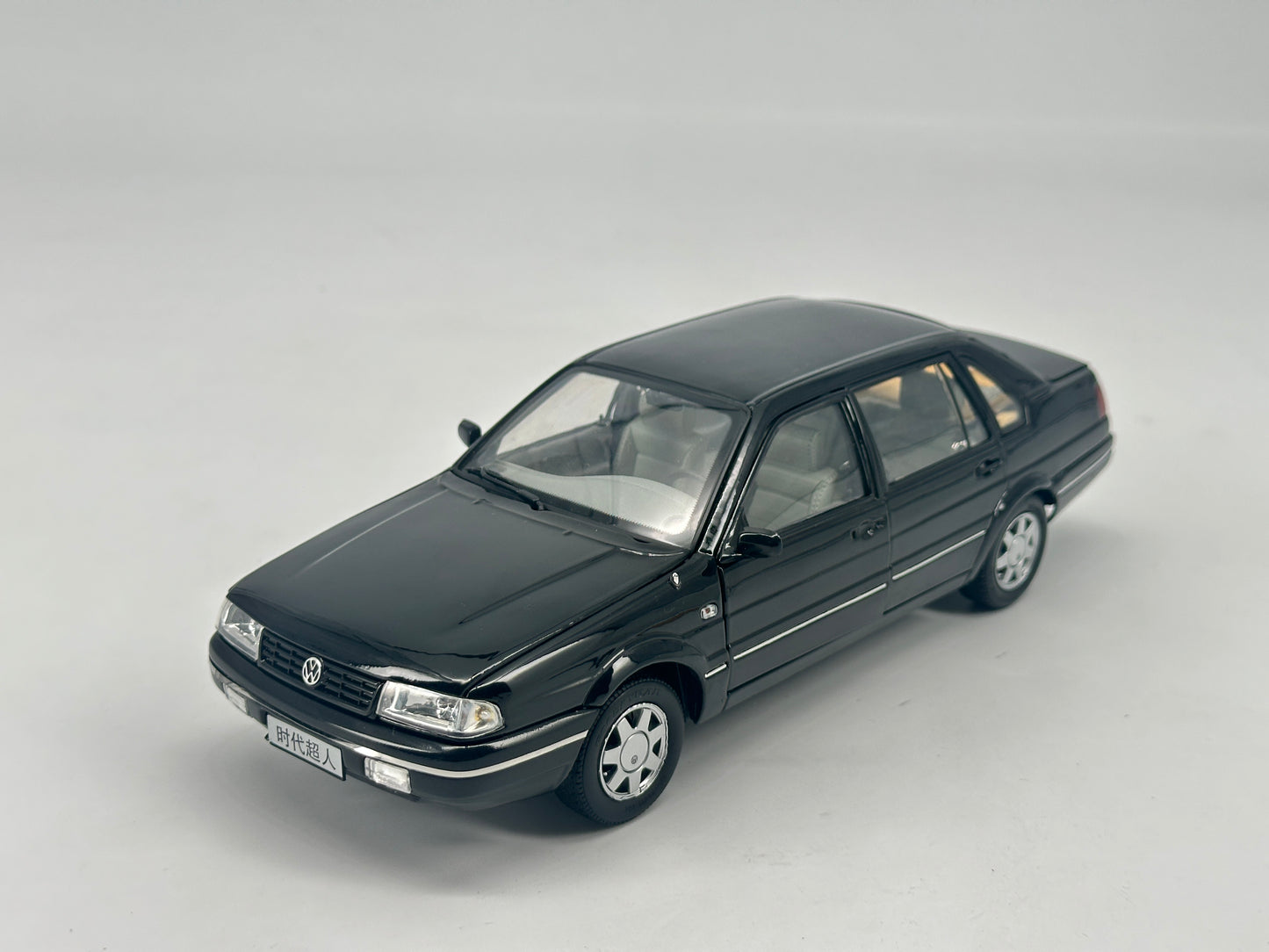 ZP 1/18 Volkswagen Santana 2000 Black Alloy Car Model