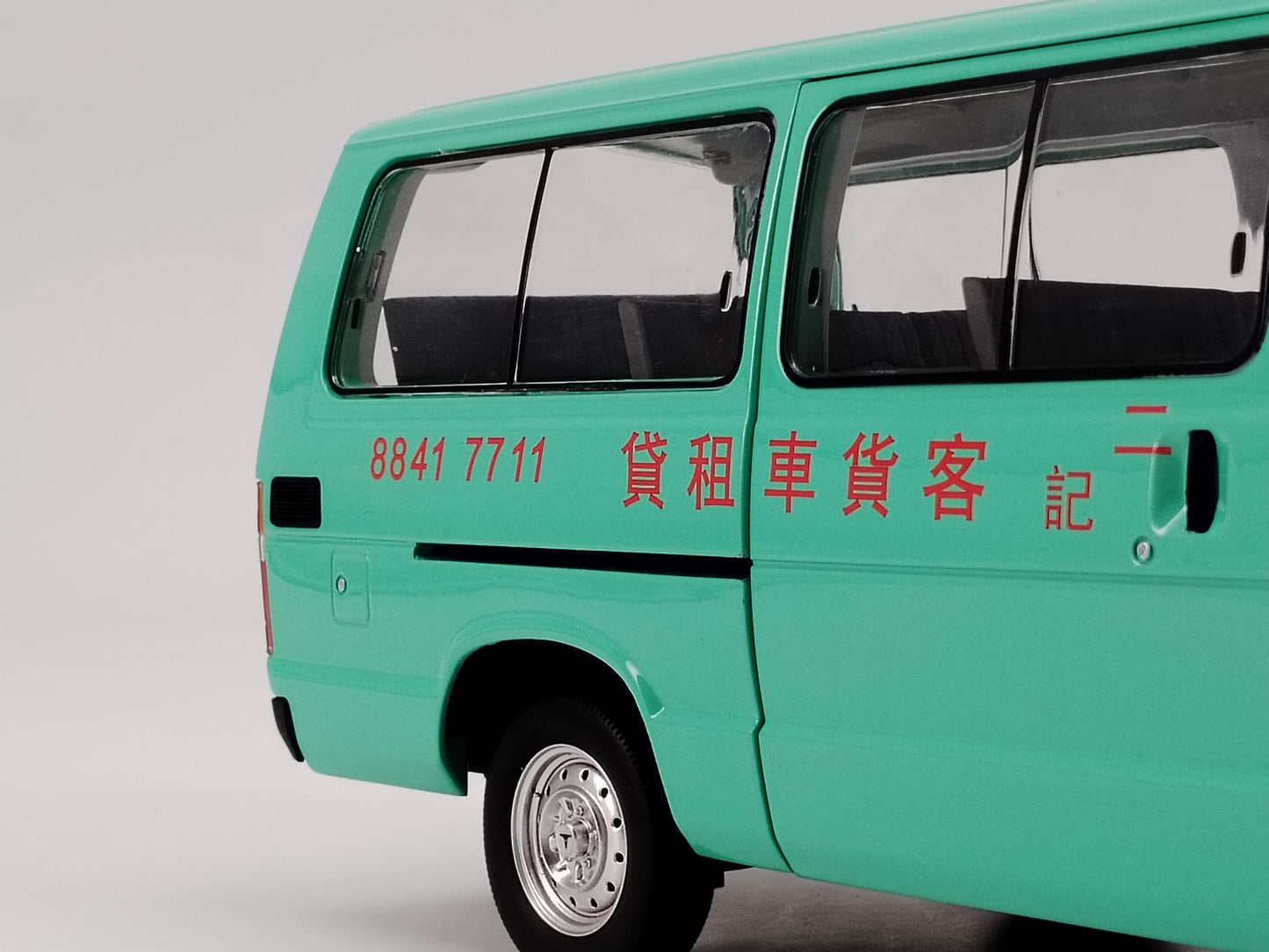 ZP 1/18 Toyota Hiace YH50 round light Young and Dangerous green paint car model